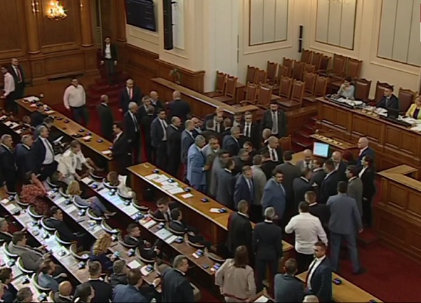 Депутатите почти се сбиха, но приеха бюджета на НЗОК на първо четене (Обновена)
