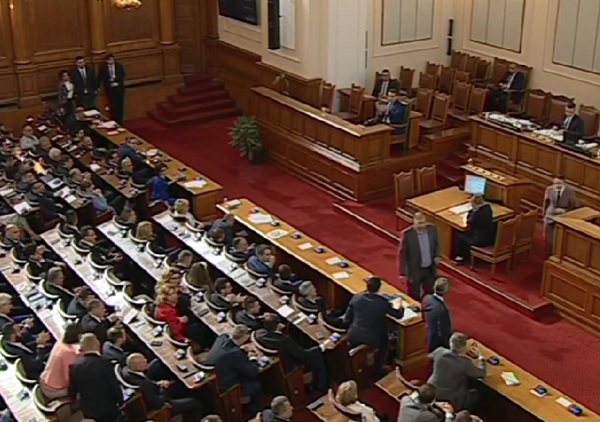 Със 133 гласа за и 103 гласа против парламентът прие