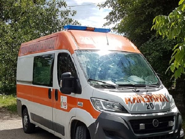 Спешни медици изродиха бебе в линейка на път за МБАЛ