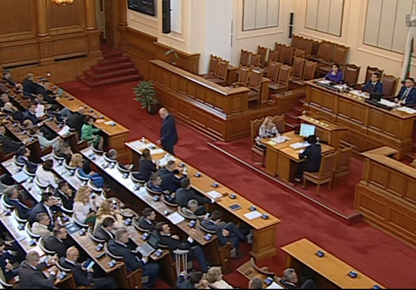 С пълно единодушие с 226 гласа за без против и