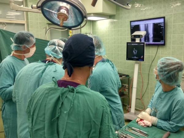 Нова навигационна ендопротезна техника при поставяне на колянна става бе