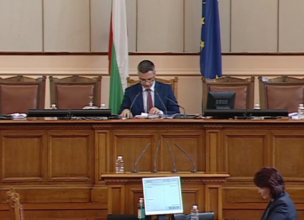 Без дебати с пълно единодушие и в спешен порядък парламентът