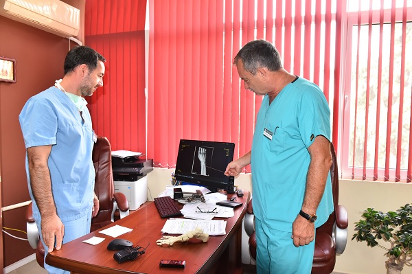 Само три дни след като претърпя операция на счупена китка