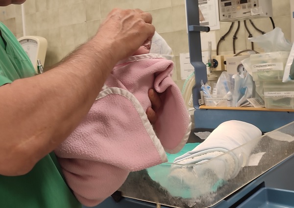 УМБАЛ Бургас прие новородено без майка, намерено на улицата