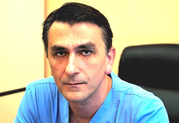 Д-р Иван Мартинов е завършил Медицински университет – София през