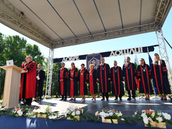 С музика на представителния духов оркестър на Военноморските сили и