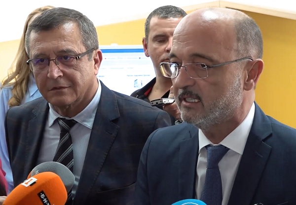 Министърът на здравеопазването д р Асен Меджидиев и министърът на образованието