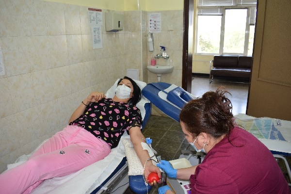 Започна благотворителната кръводарителска кампания Усмихни сърце Първите трима кръводарители които