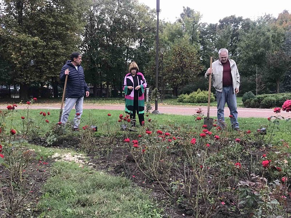 Засадиха 11 рози в знак на признателност към донорите и техните близки