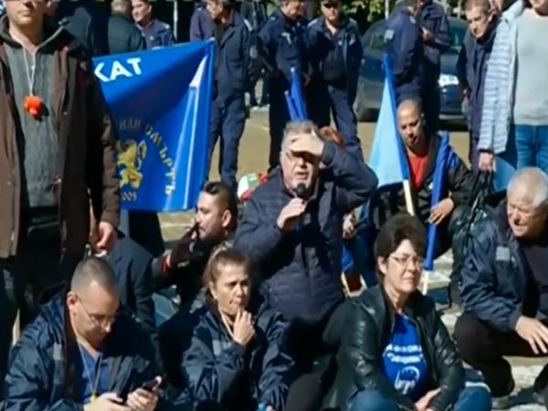 Спешни медици от центрове за спешна помощ в страната излязоха