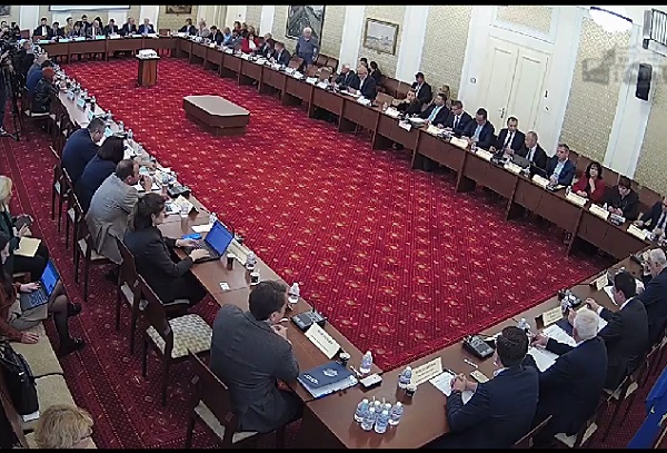 С 11 гласа за четири – против и двама въздържали