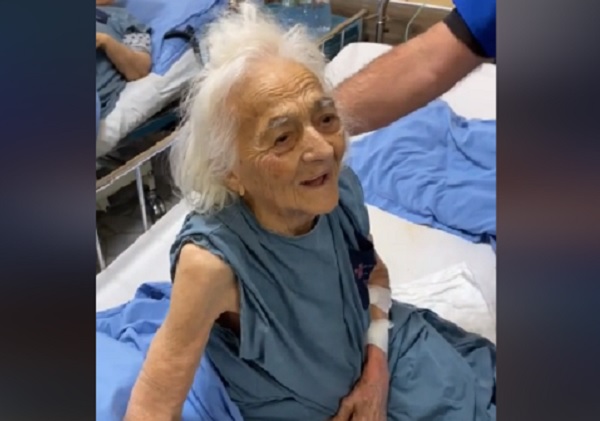 Акушерка посрещна 102-рия си рожден ден в „Пирогов“