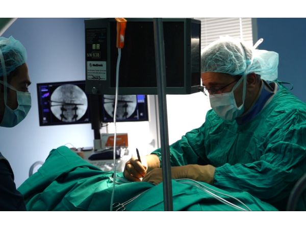 За първи път в България – в УМБАЛ „Св. Иван Рилски“ и УМБАЛСМ „Пирогов“ имплантираха устройства за борба с хроничната болка