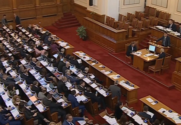 Заради дебатите по промените в Изборния кодекс народните представители отложиха