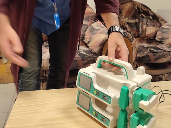 УМБАЛ Бургас с апарат за венозно лечение, дарен от сватбени букети на младоженци