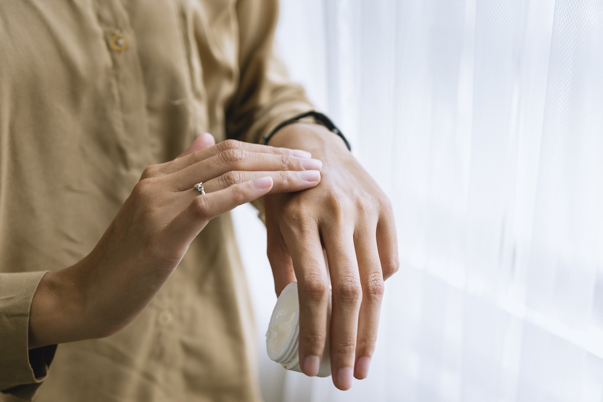 Хроничната екзема на ръцете се повлиява от нова локална биологична терапия