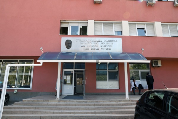 Родители протестираха пред Педиатрията заради освобождаването на доц. Савова