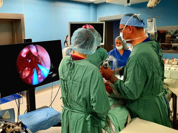 Сложна операция спаси жена със злокачествен тумор, затруднявал дишането ѝ