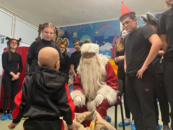 Добрият Дядо Коледа посети децата от УМБАЛ Свети Георги ЕАД