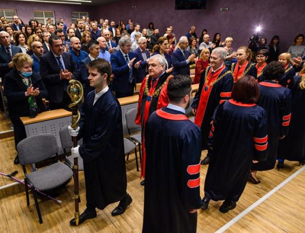 В МУ-Варна връчиха дипломите за заетите академични длъжности и придобити научни степени