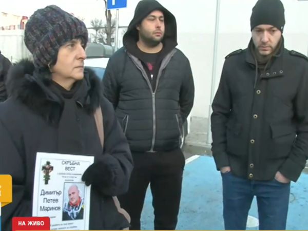 Близки и приятели на починал млад мъж в МОБАЛ Д р