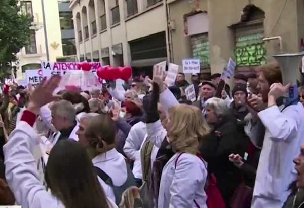 Хиляди лекари и медицински сестри излязоха по улиците на Мадрид
