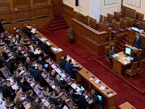 Без дебат и с пълно единодушие парламентът одобри окончателно промените