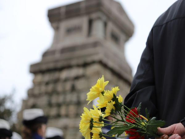 Медици и граждани се поклониха пред Докторския паметник