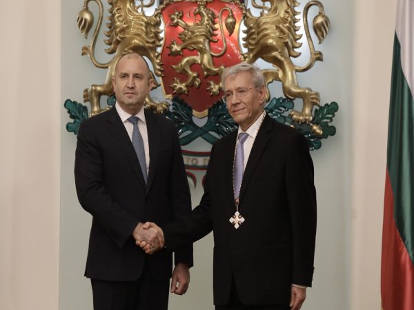Президентът Румен Радев удостои с висши държавни отличия изтъкнати български