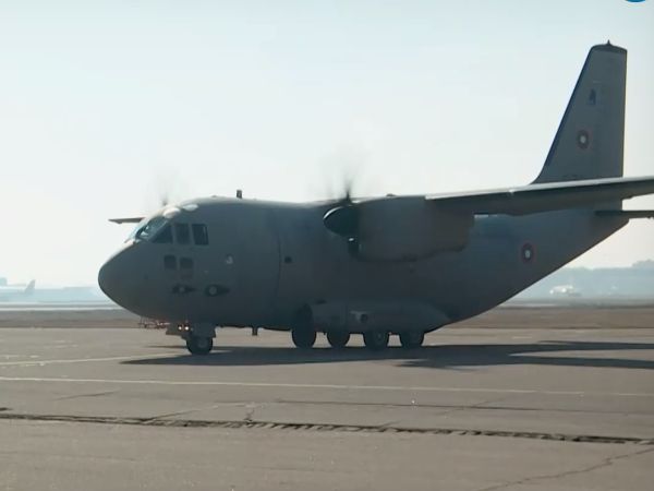 Дежурен екипаж на самолета Спартан от 16 та авиационна база Враждебна