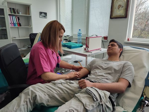Абитуриенти от пет класа на Строителната гимназия в Бургас дариха кръв за нуждаещи се