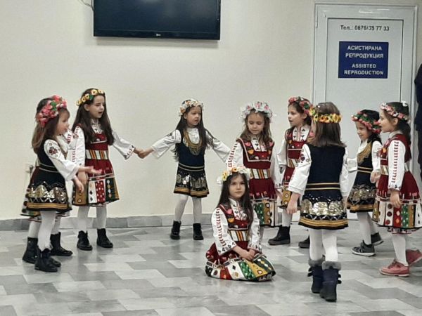 Лазарки от детска градина Изгрев поздравиха медиците в УМБАЛ Бургас