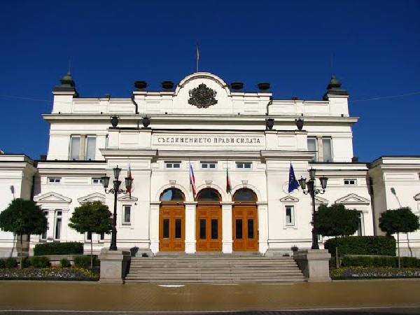 Лекарските заплати, автоматите за лекарства, СБР Котел - теми в парламентарния контрол днес   