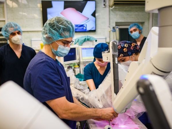 МУ-Варна обучава хирурзи и студенти с най-модерната система за роботизирана хирургия в УМБАЛ „Св. Марина“