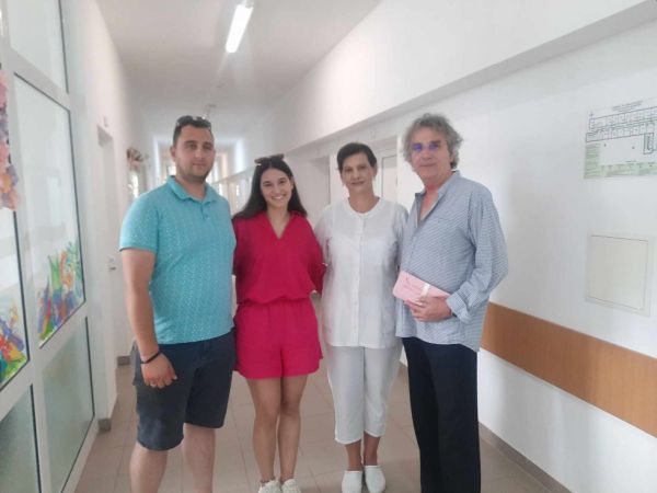 Младо семейство с дарение към Отделението по педиатрия в Смолян