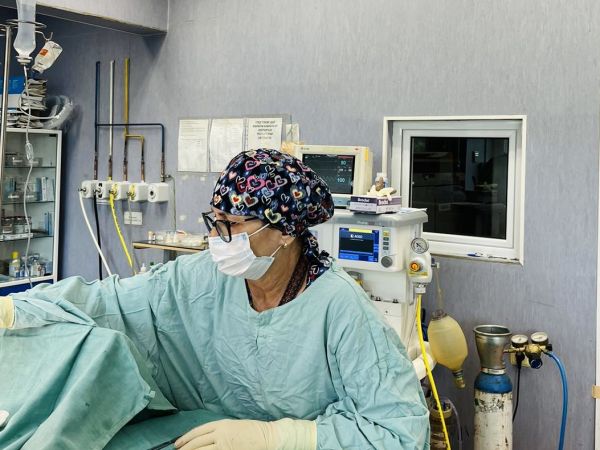 Жената която беше докарана в родилното с полицейски ескорт на