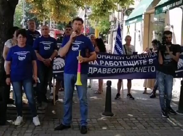 От „Защита“ пак събират спешни медици на протест пред МЗ, искат оставката на министъра