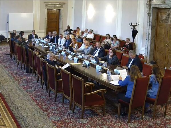 Първото заседание на парламентарната комисия по здравеопазване за новия политически