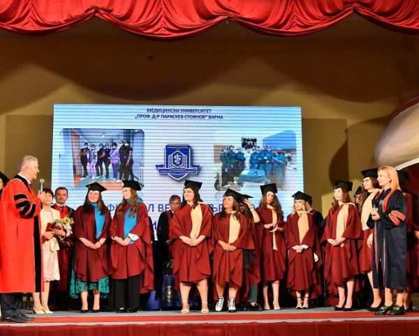 Двадесет медсестри и акушерки се дипломираха в търновския филиал на МУ-Варна 