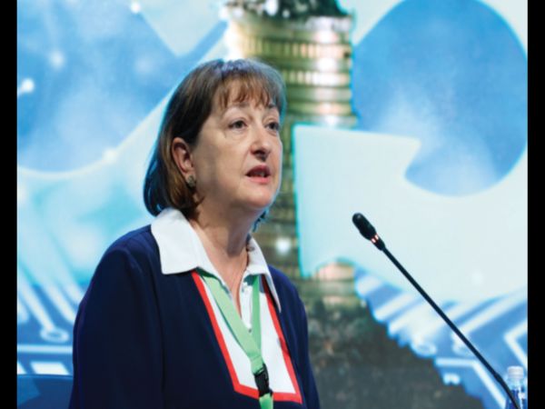 Надя Данкинова е изпълнителен директор на Фонд ФЛAГ от 2011