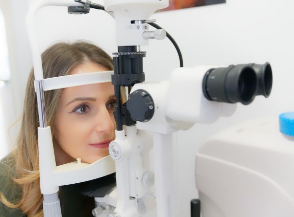 Медицинската асоциация на Атина алармира за незаконни очни прегледи в оптиките 