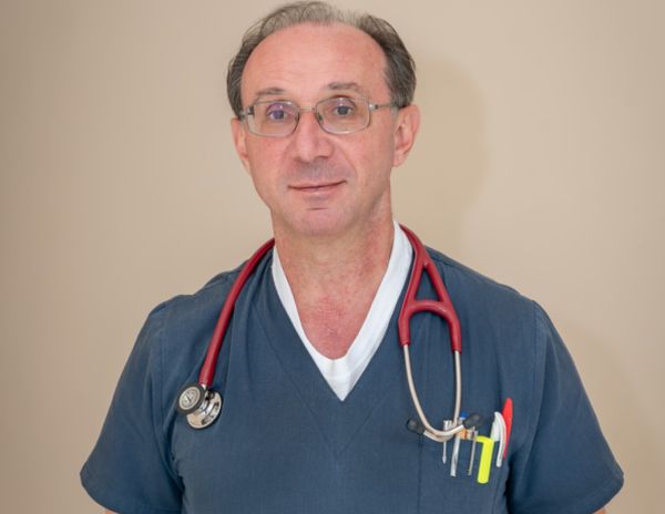 Д р Красимир Ангелов е специалист по вътрешни болести кардиология и