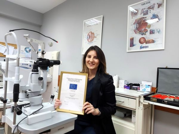 Специализантка в „Александровска“ издържа успешно европейски изпит по офталмология