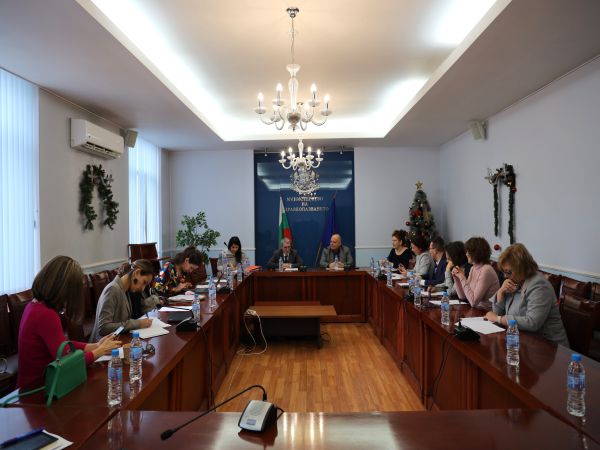 На извънредно заседание на 4 декември в присъствието на министъра