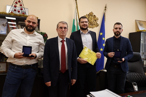 Министърът на здравеопазването проф Христо Хинков връчи наградата Посланици на