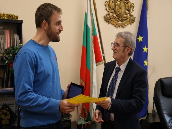 Инициаторът на „Капачки за бъдеще“ Лазар Радков с грамота „Посланик на надеждата“ от МЗ