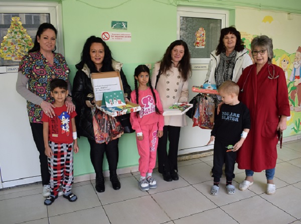 Болните деца от двете детски отделения на МБАЛ-Пазарджик бяха изненадани