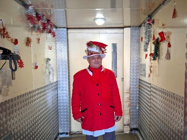 В атрактивно коледно облекло обслужва пациентите на специалния асансьор за