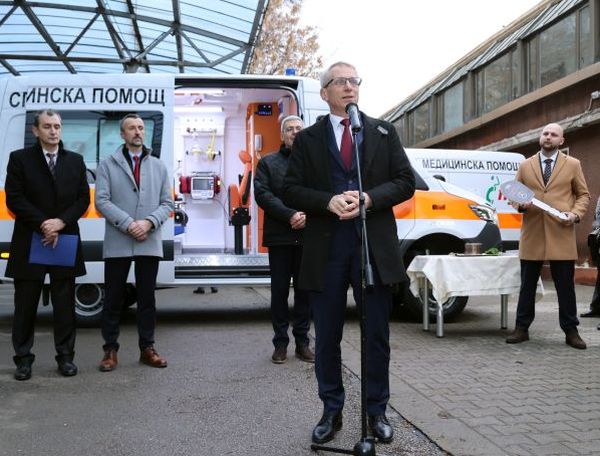 Премиерът акад Николай Денков връчи ключовете на 5 линейки с