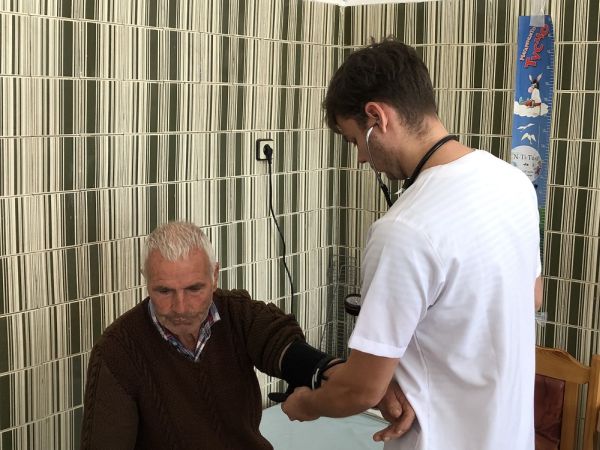 Лекари от УМБАЛ „Лозенец“ преглеждат хората от Домовете за стари хора в София